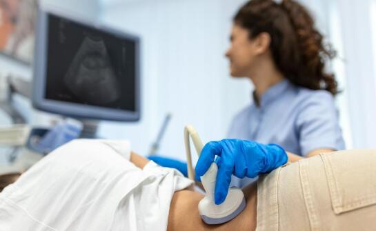 Jak usg brzucha pomaga w diagnozie wymiotów i nudności?