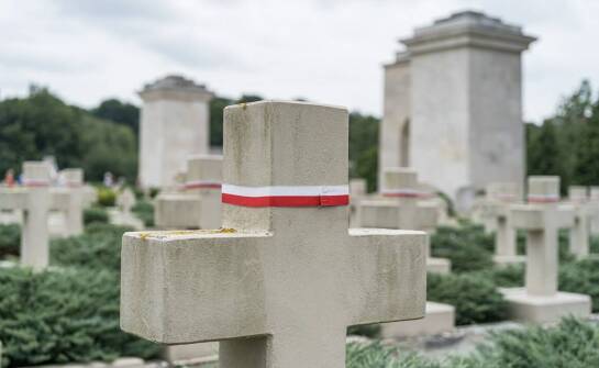 Jakie znaczenie ma wybór zniczy i krzyży w ceremoniach pogrzebowych?