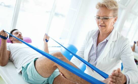 Jakie są kluczowe etapy procesu rehabilitacji pacjentów z nowotworowymi chorobami?