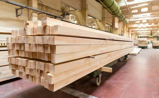 Jakie korzyści płyną z wyboru drewnianych stojaków transportowych z tartaku we Wrocławiu?
