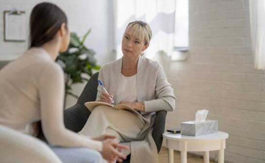 Psychoterapeuta w Warszawie: Jak terapia pomaga radzić sobie z lękami?