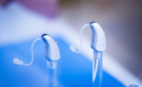 Jakie są zalety cyfrowych zausznych aparatów słuchowych?