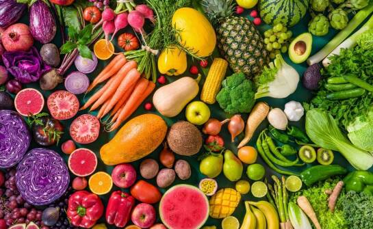 How does a wholesale fruit & vegetable distributor support reducing food waste in gastronomy?