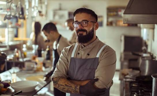 Dlaczego regularna aktualizacja oceny karty ryzyka jest ważna w gastronomii?