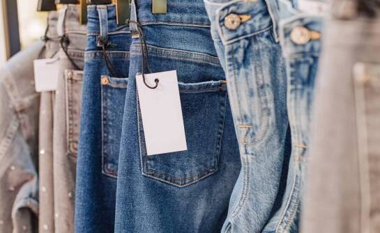 Damskie jeansy wide leg a moda retro: powrót do przeszłości