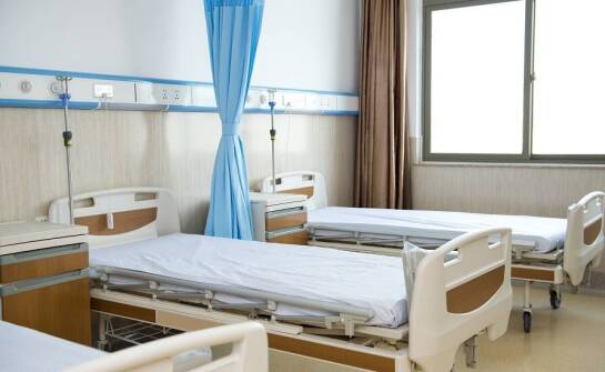 Nowoczesne szpitalne łóżka: kluczowe cechy dla optymalnego komfortu pacjentów
