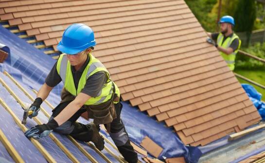 Jak profesjonalne dekarskie usługi wpływają na trwałość budynków?