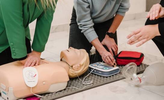 Jak szkolenie z pierwszej pomocy w Gdyni podnosi poziom bezpieczeństwa publicznego?