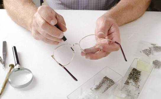 Co obejmuje kompleksowa naprawa okularów w zakładzie optycznym?