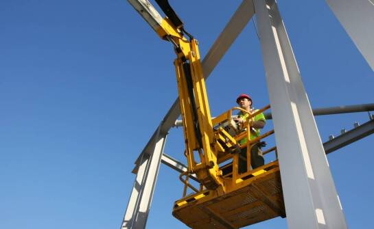 Rola koszowych podnośników w bezpiecznym montażu stalowych konstrukcji