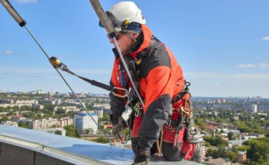 Rola alpinistycznego dekarstwa w naprawie dachów na wysokościach