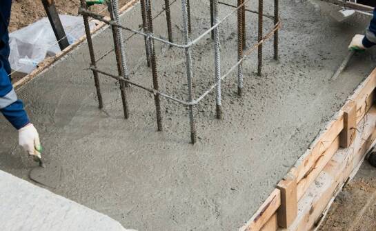 Szalunkowe deski jako istotny element przy wylewaniu betonowych schodów