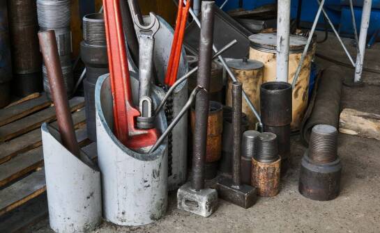 Różnorodność materiałów używanych w produkcji warsztatowych pojemników