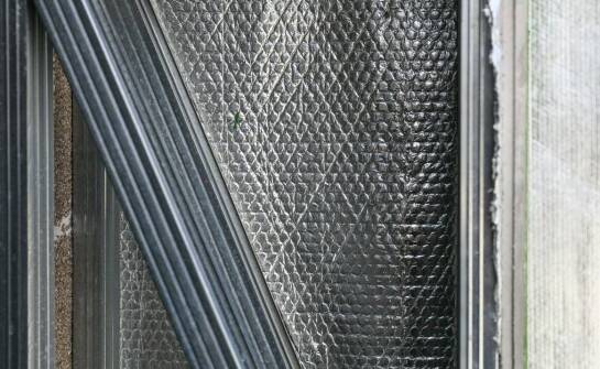 Uszczelki do warstwowych płyt: dlaczego są niezbędne przy izolacji ścian?