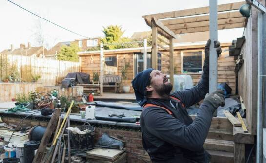 Bezpieczny montaż ogrodowej pergoli – co warto wiedzieć przed rozpoczęciem prac?