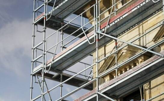 Porównanie wynajmu aluminiowych i stalowych rusztowań – co wybrać?