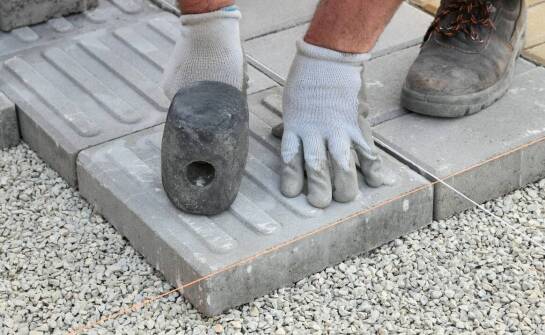 Jak dobrać odpowiednią betonową płytę na podjazd do specyfiki terenu?