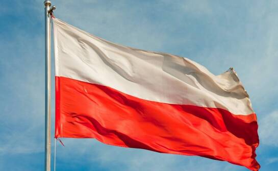 Jak odpowiedni wybór akcesoriów zwiększa funkcjonalność flagowych masztów?