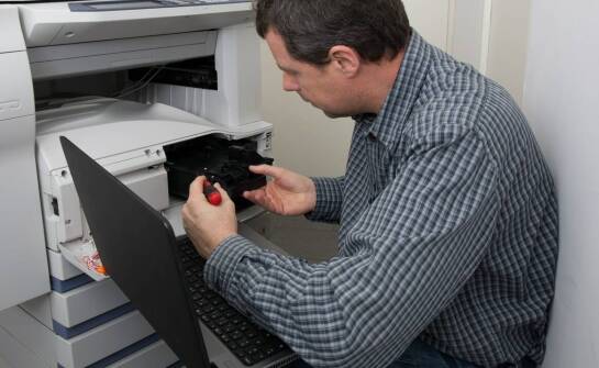 Jakie są kluczowe korzyści z okresowej konserwacji drukujących urządzeń?