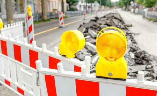 Różnorodność zastosowań ostrzegawczych lamp w projektach infrastrukturalnych