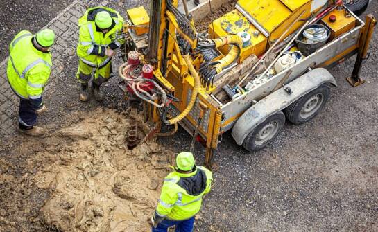 Jak bezwykopowa technologia wpływa na oszczędność w projektach budowlanych?