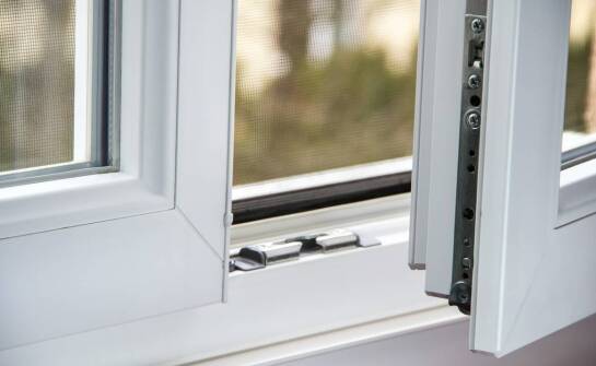 Rola osłonek na okienne zawiasy w przedłużeniu żywotności zawiasów