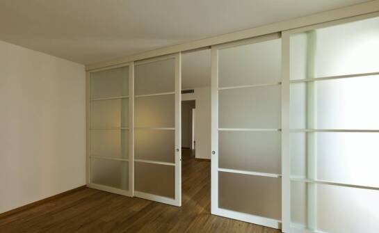 Nowoczesne zastosowania szkła w projektowaniu wnętrz – trendy i inspiracje