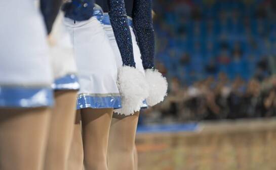 Jak występy cheerleaderek podnoszą atmosferę na sportowych wydarzeniach?