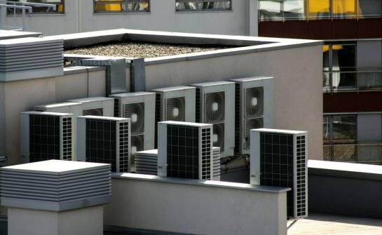 Jakie czynniki wpływają na efektywność klimatyzacji w przestrzeniach miejskich?