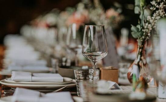 Dlaczego małe wesela w restauracjach zyskują na popularności?
