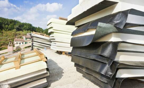 Wybór materiałów do płaskich dachów – co oferuje hurtownia styropianu?