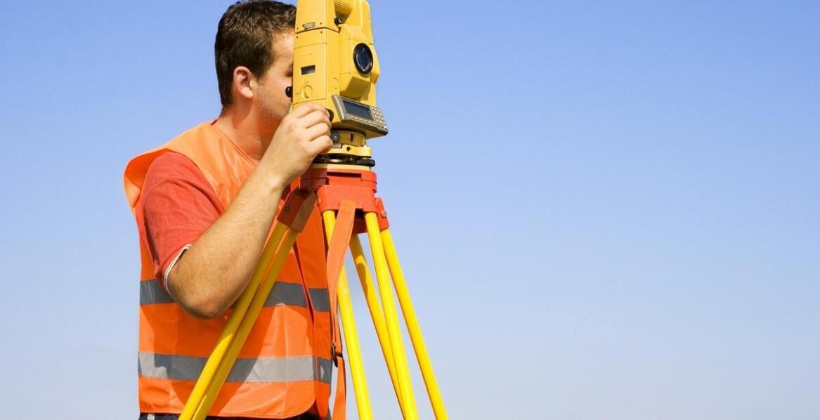 Jak nowoczesne technologie, takie jak laserowe skanowanie, wspierają geodezję?