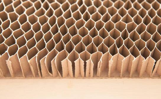 Wytrzymałość i lekkość: zalety tekturowych opakowań o strukturze plastra miodu