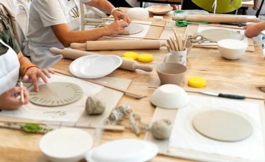 Poznaj techniki zdobienia ceramiki na warsztatach dla początkujących.