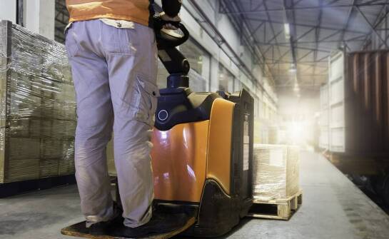 Czy każdy może obsługiwać wózek paletowy?