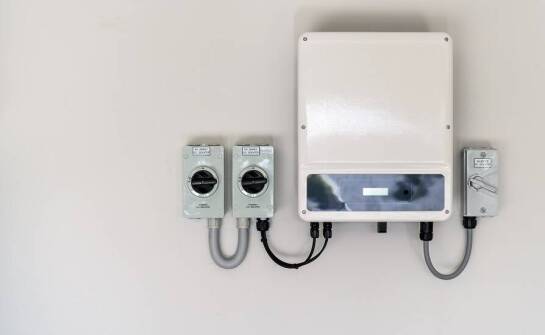 Zastosowanie hybrydowych falowników w systemach awaryjnego zasilania