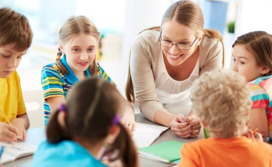 Integracja motywacyjnych naklejek z innymi materiałami edukacyjnymi