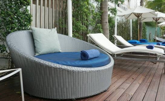 Komfort i estetyka: basenowe leżaki jako kluczowy element strefy relaksu