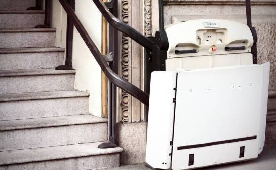 Kroczący schodołaz dla niepełnosprawnych jako inwestycja w dostępność mieszkań