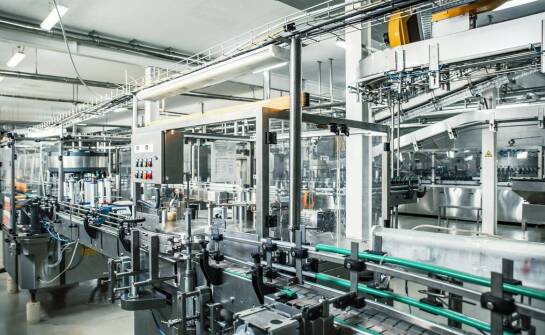Jak transportery do butelek mogą zwiększyć bezpieczeństwo operacji produkcyjnych?