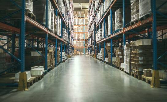 Metalowe regały o dużym udźwigu – jakie są ich zalety?