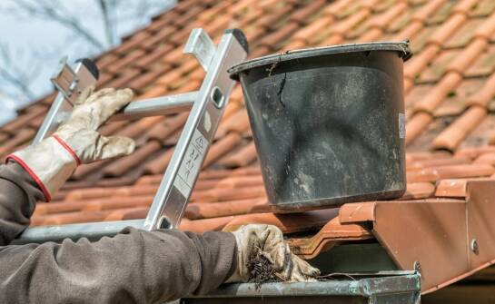 Jak regularne techniczne kontrole wpływają na żywotność dachu?