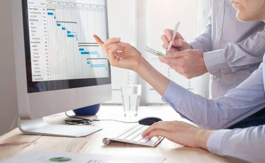 Rola stałego kontaktu z zespołem podczas realizacji projektu.