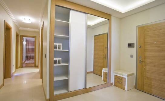 Jakie materiały są najlepsze dla szaf z lustrem do przedpokoju?