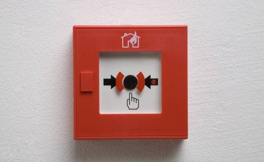 Zabezpieczenia ogniochronne w budownictwie: ochrona żelbetowych konstrukcji