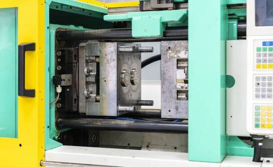 Korzyści płynące z wtryskiwania sztucznych tworzyw w produkcji seryjnej