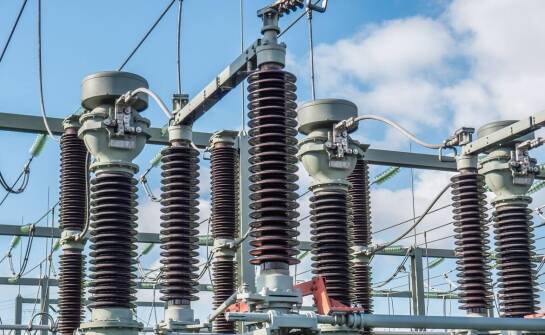 Jak zwiększyć pojemność wysokonapięciowych magazynów energii bez przerywania pracy systemu?