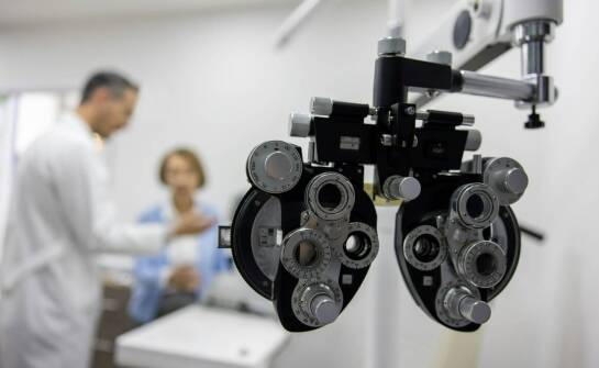 W jaki sposób wyniki badania wzroku na astygmatyzm są interpretowane?