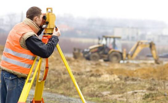 Znaczenie precyzyjnej niwelacji terenu w projektach infrastrukturalnych.