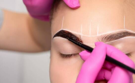 Porównanie trwałości efektów permanentnego i tradycyjnego makijażu